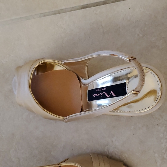 Nina New York size 7M open toed gold heel shoes - Picture 2 of 5